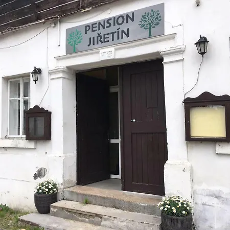 Jiretin בית הארחה